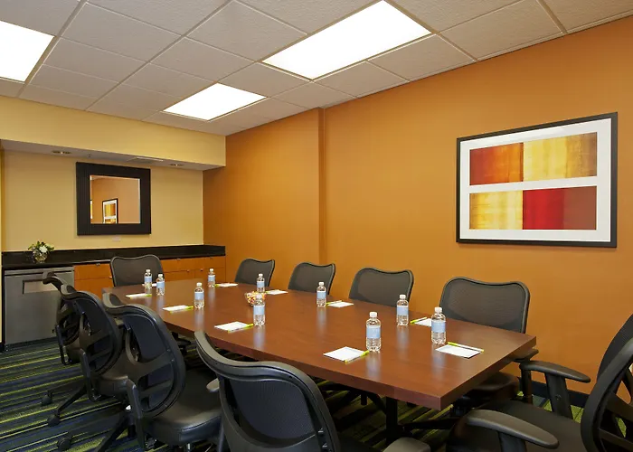 Hotel Fairfield & By Marriott Chicago 3*