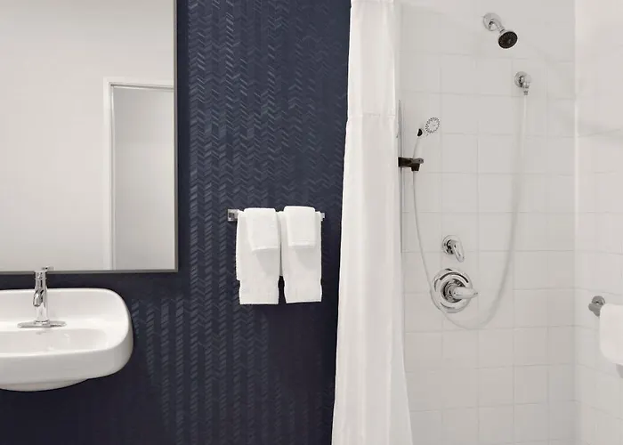 Fairfield & By Marriott Chicago Hotel Naperville